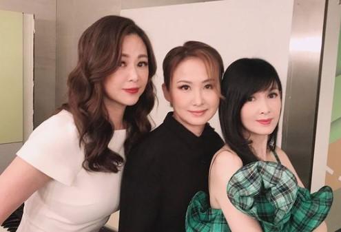 周慧敏(右)與王馨平(左)及湯寶如(中)在音樂會合唱《美少女戰士》,帶領聽眾回到過去。(翻攝自周慧敏IG)