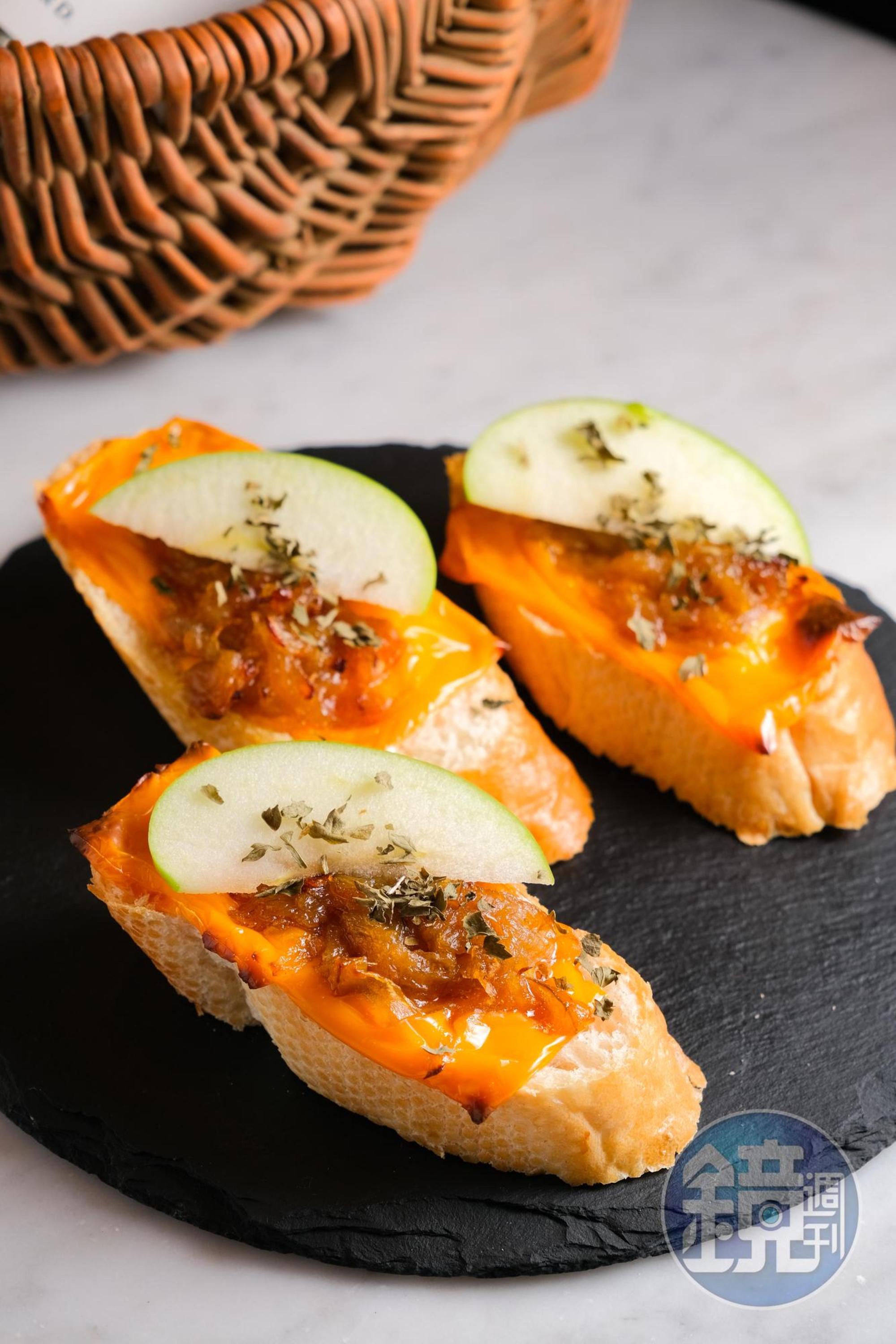 「焦糖洋蔥蘋果起司Crostini」有洋蔥的濃縮甜味、濃郁奶香,搭襯清脆蘋果,口感多變。(220元/份,3片)