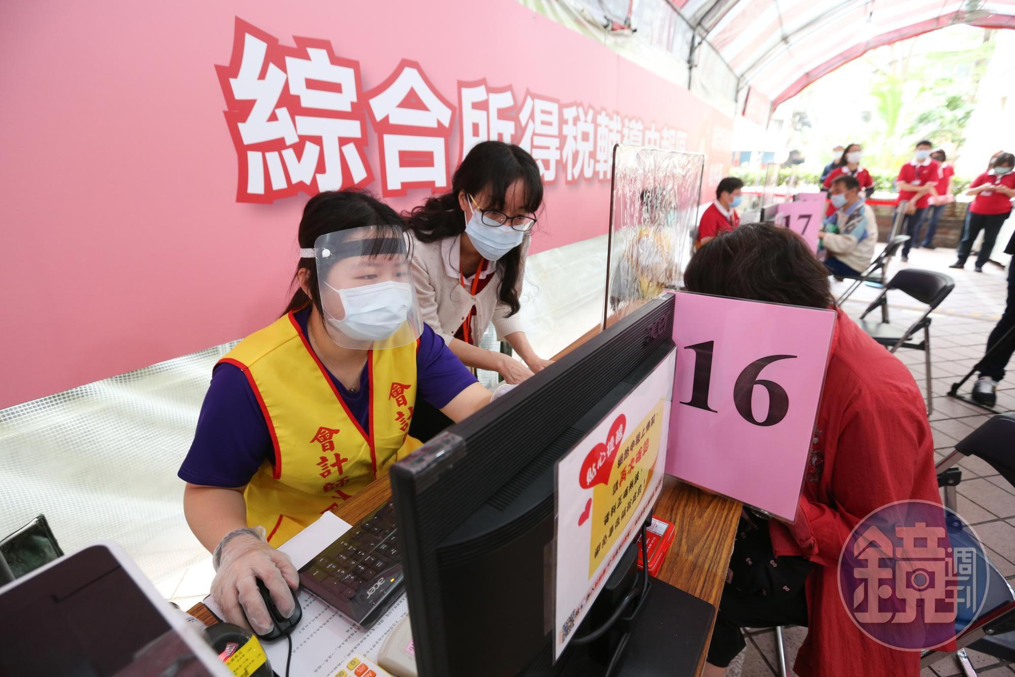今年所得稅結算申報及繳納期間維持1個月,自5月1日至5月31日,並新增手機報稅及行動電話認證2項服務。(本刊資料照)