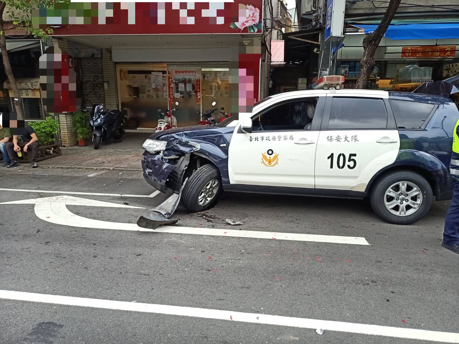 警車車頭因遭林男衝撞毀損。(翻攝畫面)