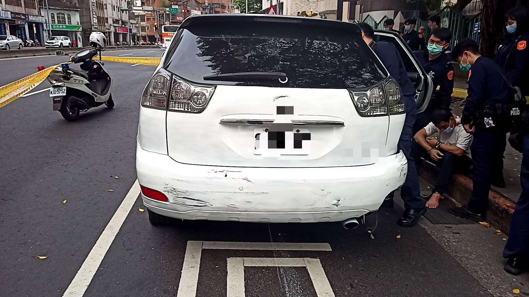 林男遭警方開8槍，並衝撞多台車輛後才停車。（翻攝畫面）