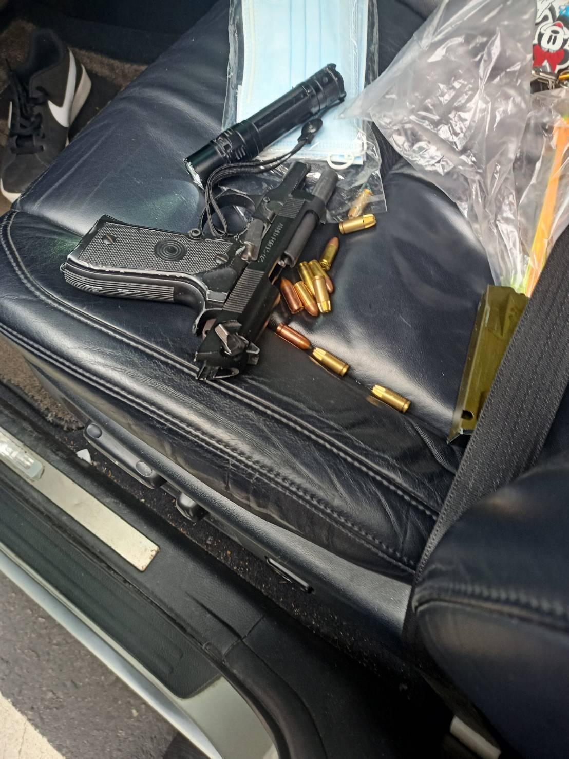 警方在林男坐車內搜出槍枝和子彈。（翻攝畫面）