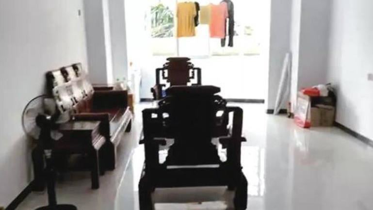 中國大陸一名屋主閒置10年的毛胚屋遭鄰居擅闖入住。（翻攝自《北青網》）