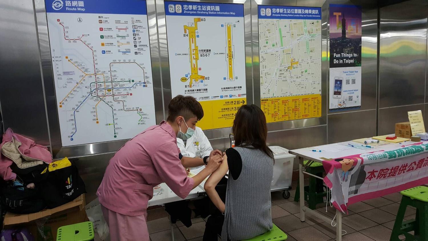 為鼓勵民眾施打流感疫苗，台北市衛生局直接在捷運站內「拉客」。 （示意圖，台北市衛生局提供）