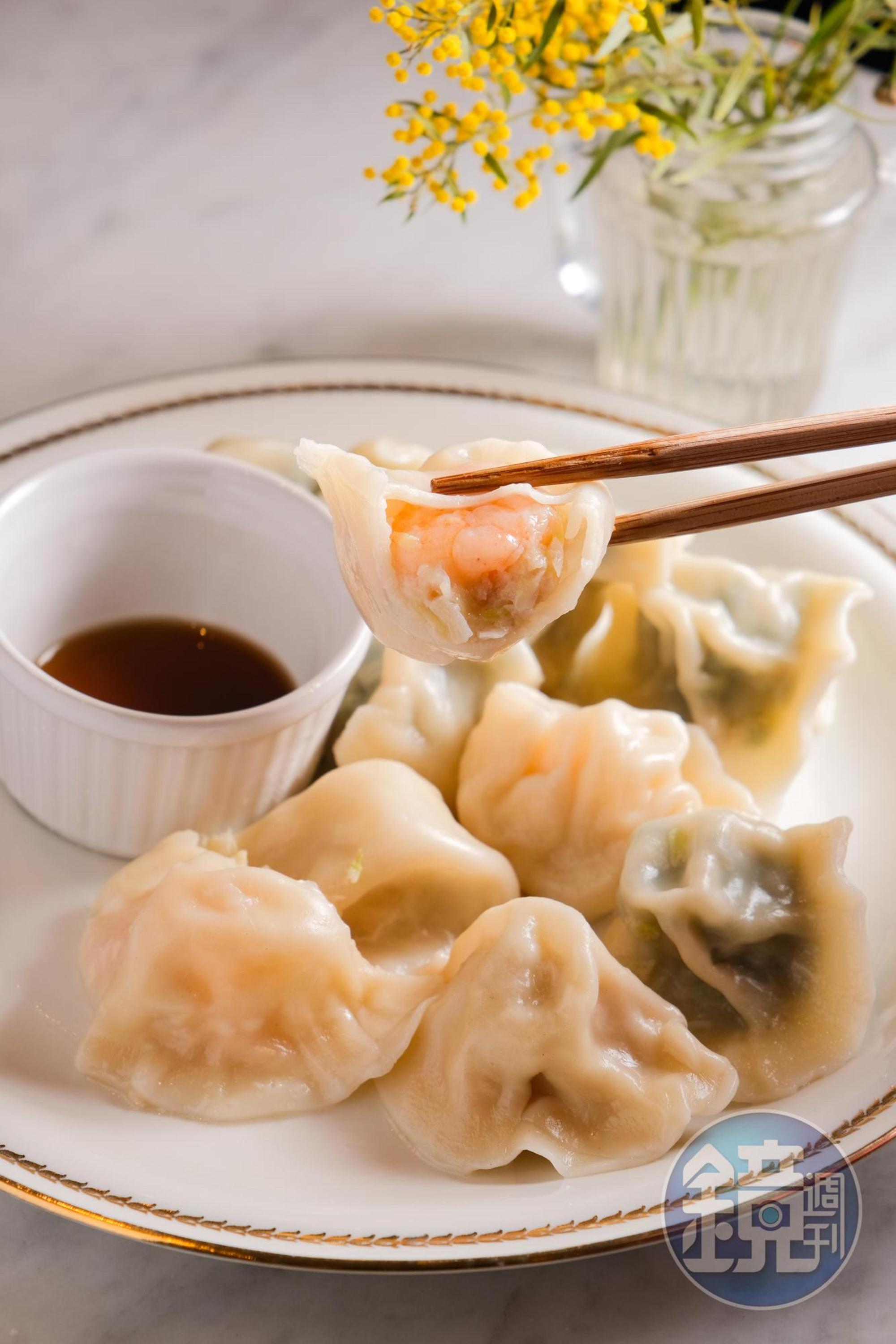 「私房韭菜和蝦仁餃子，配雪莉醋」是Emma開私廚的朋友製作，肉餡飽滿多汁。（180元／份，2種口味各5顆）