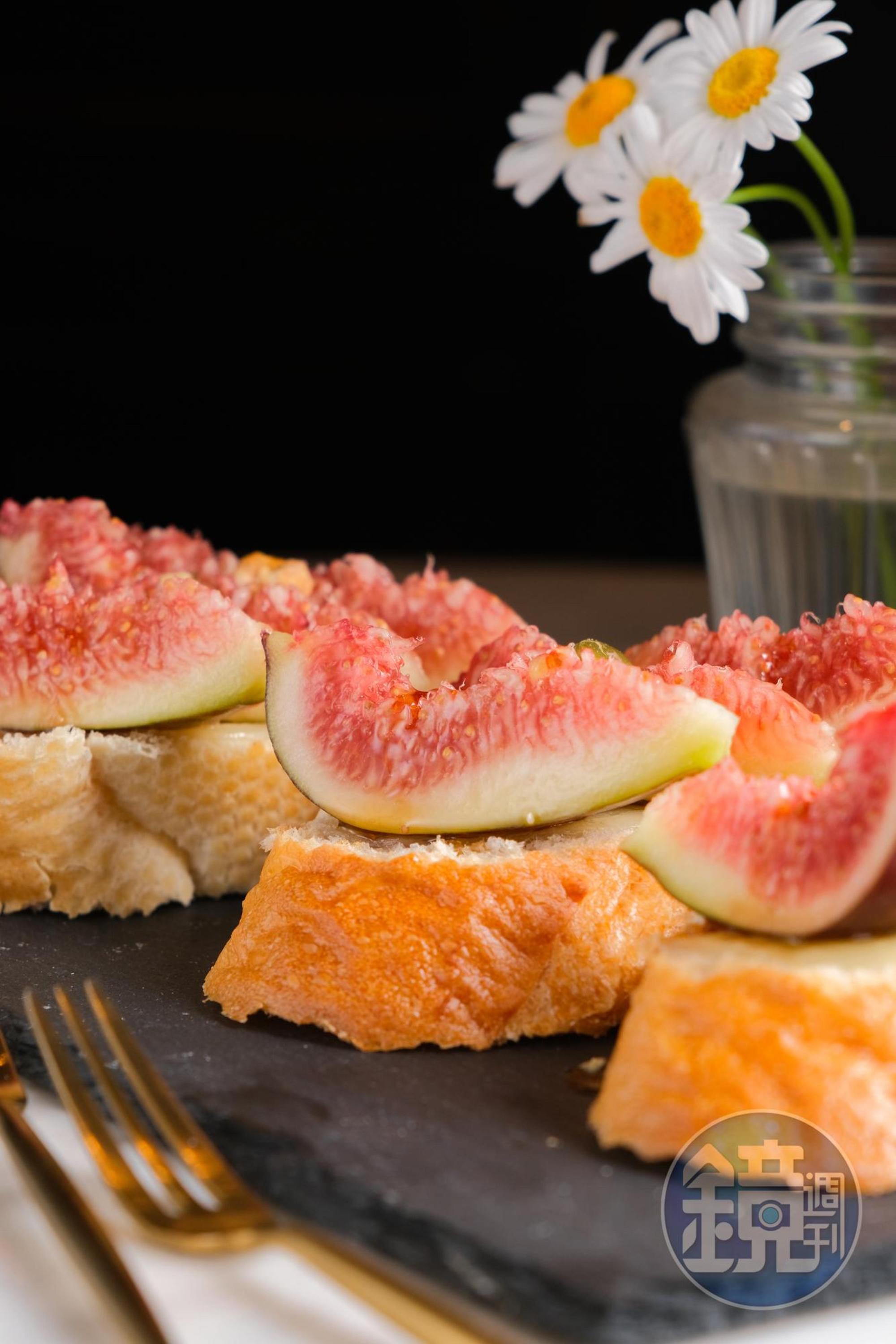 「薰衣草蜂蜜無花果帕芙隆乳酪Crostini」頂層點綴上新鮮無花果，淋上蜂蜜，咬下湧出新鮮水果汁液。（220元／份，3片）