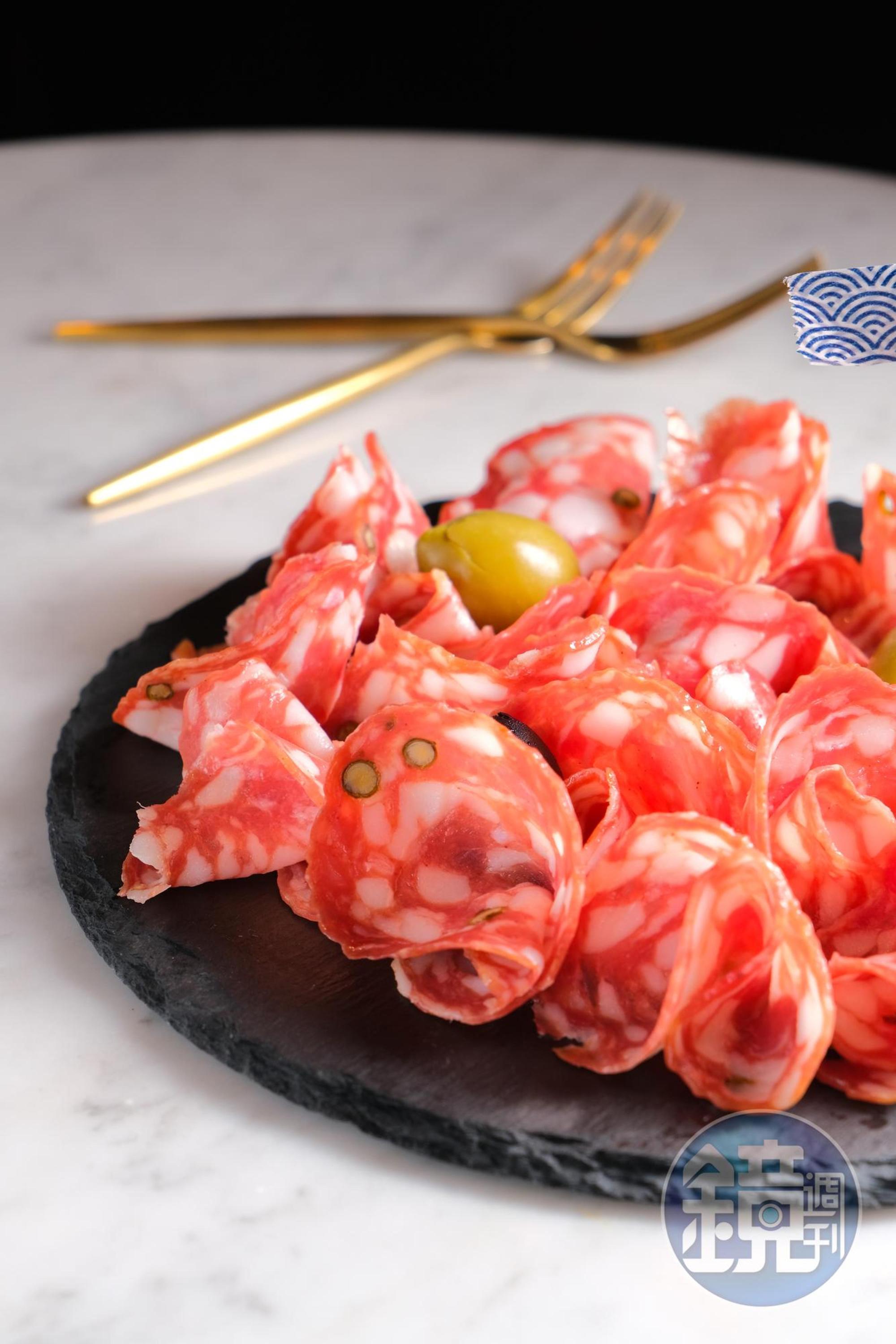 「歐式風乾臘腸綠胡椒」鹹香惹味，是紅酒小食的稱職擔當。（350元／份）