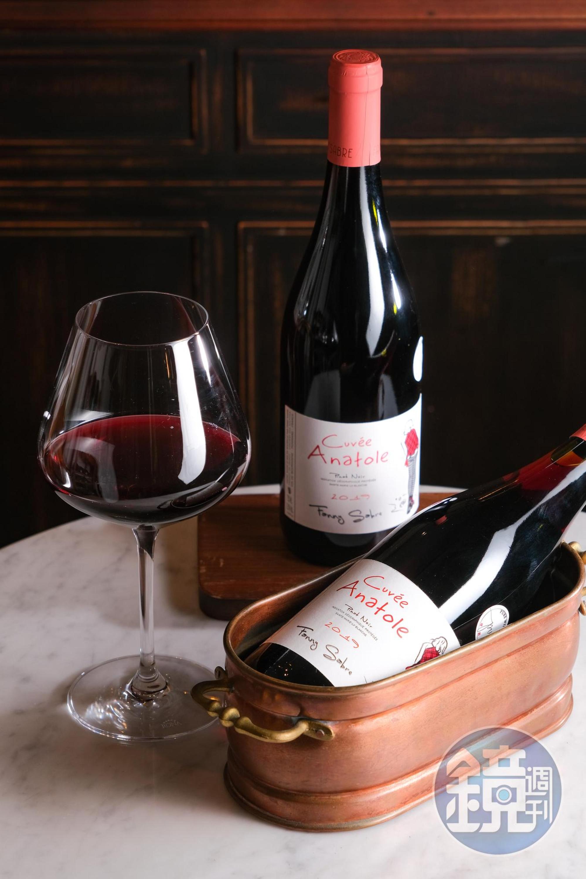 「凡妮酒莊」莊主曾受菜刀酒莊「Domaine Prieure Roch」前釀酒師Philippe Pacalet指導。「布根地法式滾球女孩紅酒」表現出黑皮諾細緻順口，微絲滑感。（1,200元／瓶）