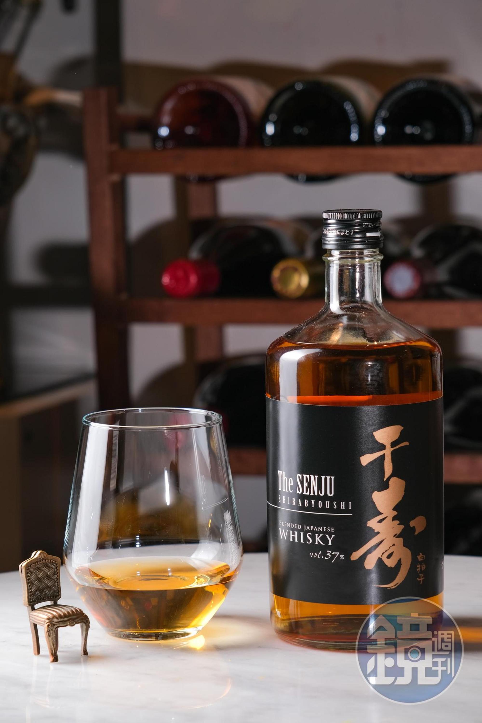 「千壽酒造千壽職人調和威士忌」圓潤回甘，初接觸烈酒或只愛葡萄酒的人會喜歡的味道。（1,100元／瓶）