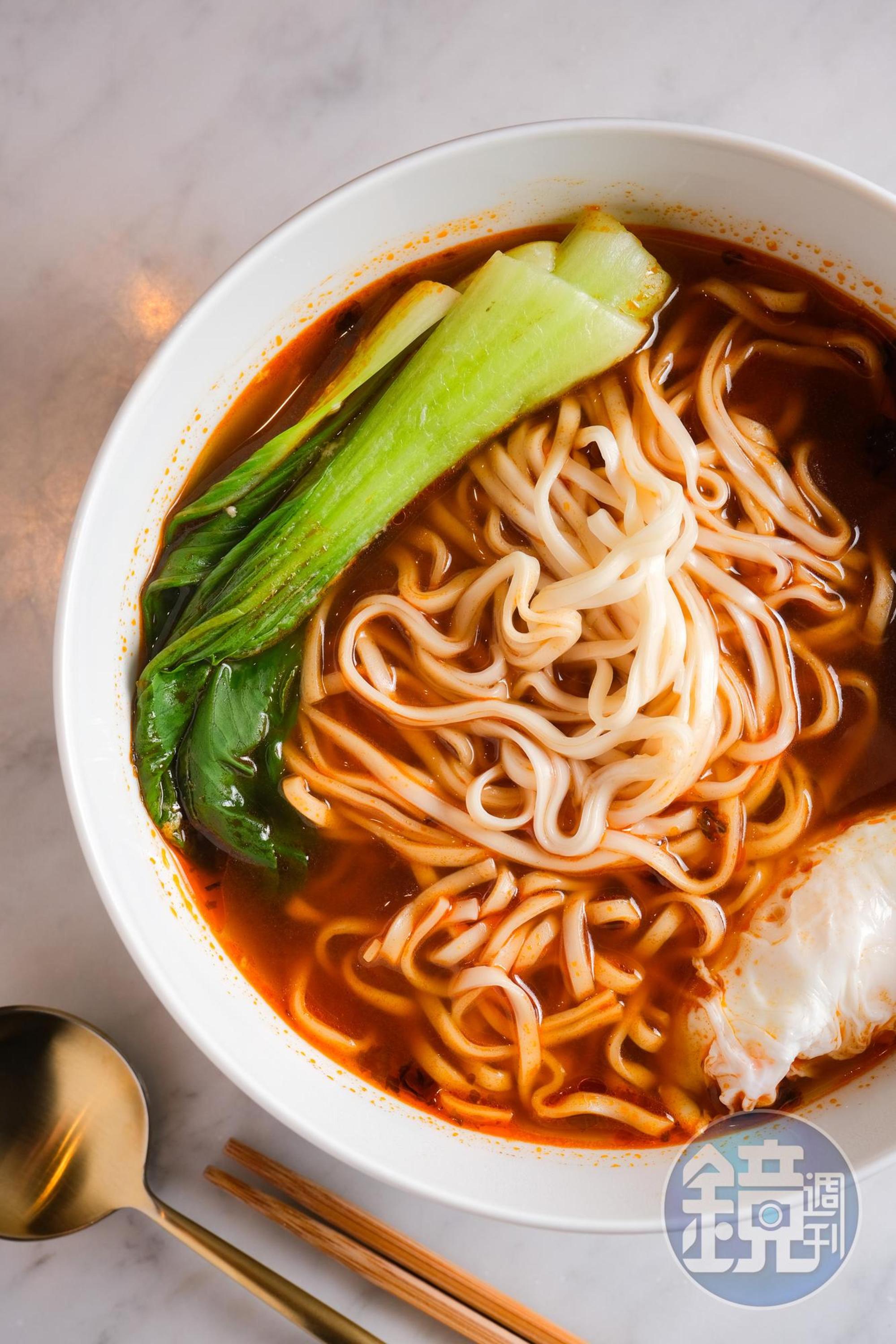沒有牛肉的「茄燒湯麵」香氣馥郁，很適合中午來一碗，再配一杯酒。（150元／份）