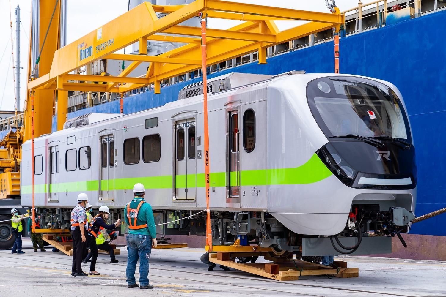 台鐵新一代通勤電聯車EMU900將於4月1日首航,4月4日正式投入營運。(翻攝自fun臺鐵臉書)