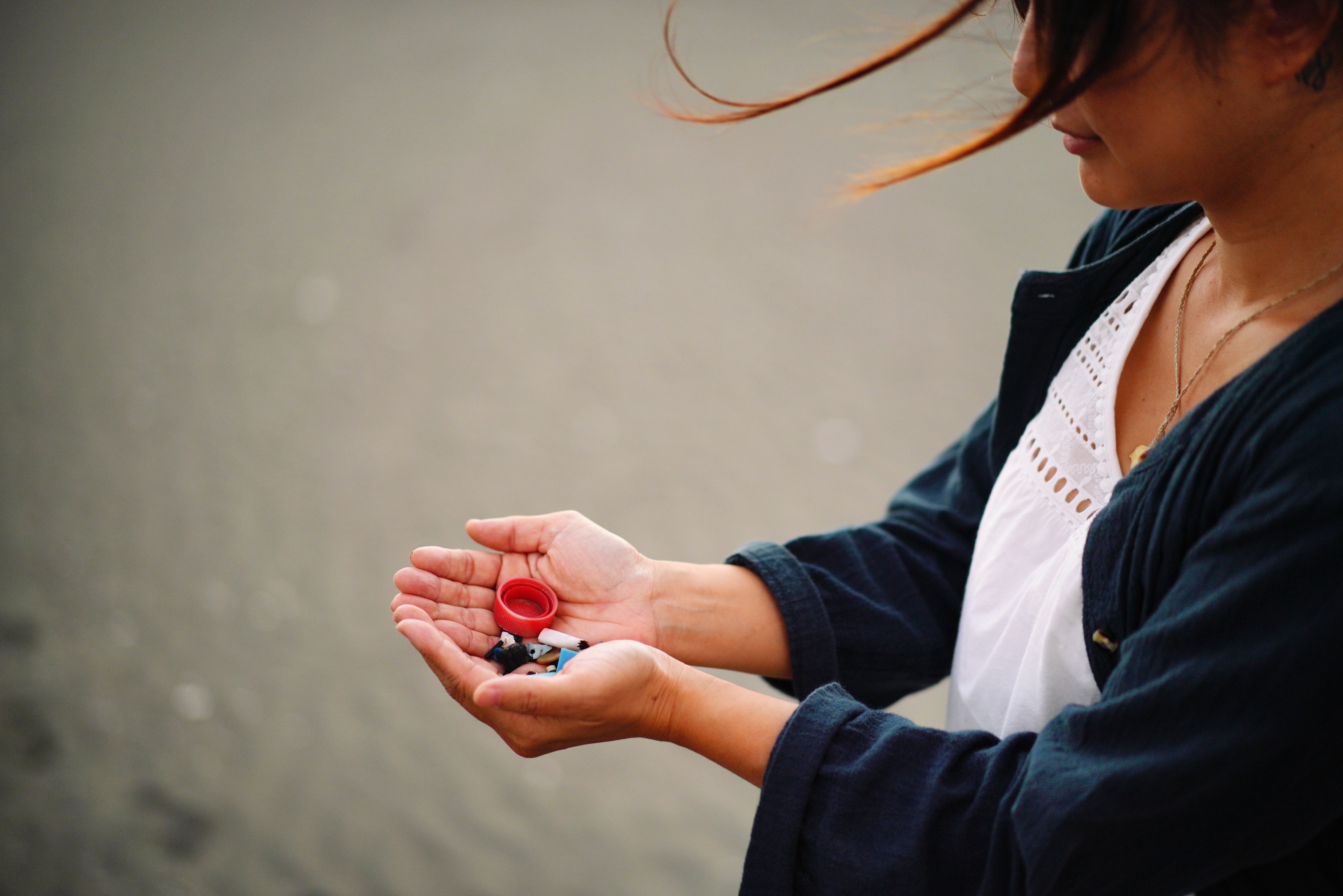 黑潮海洋文化基金會董事張卉君指出，除了淨灘，要有效減少海洋垃圾的方法，就是少用一次性塑膠產品。