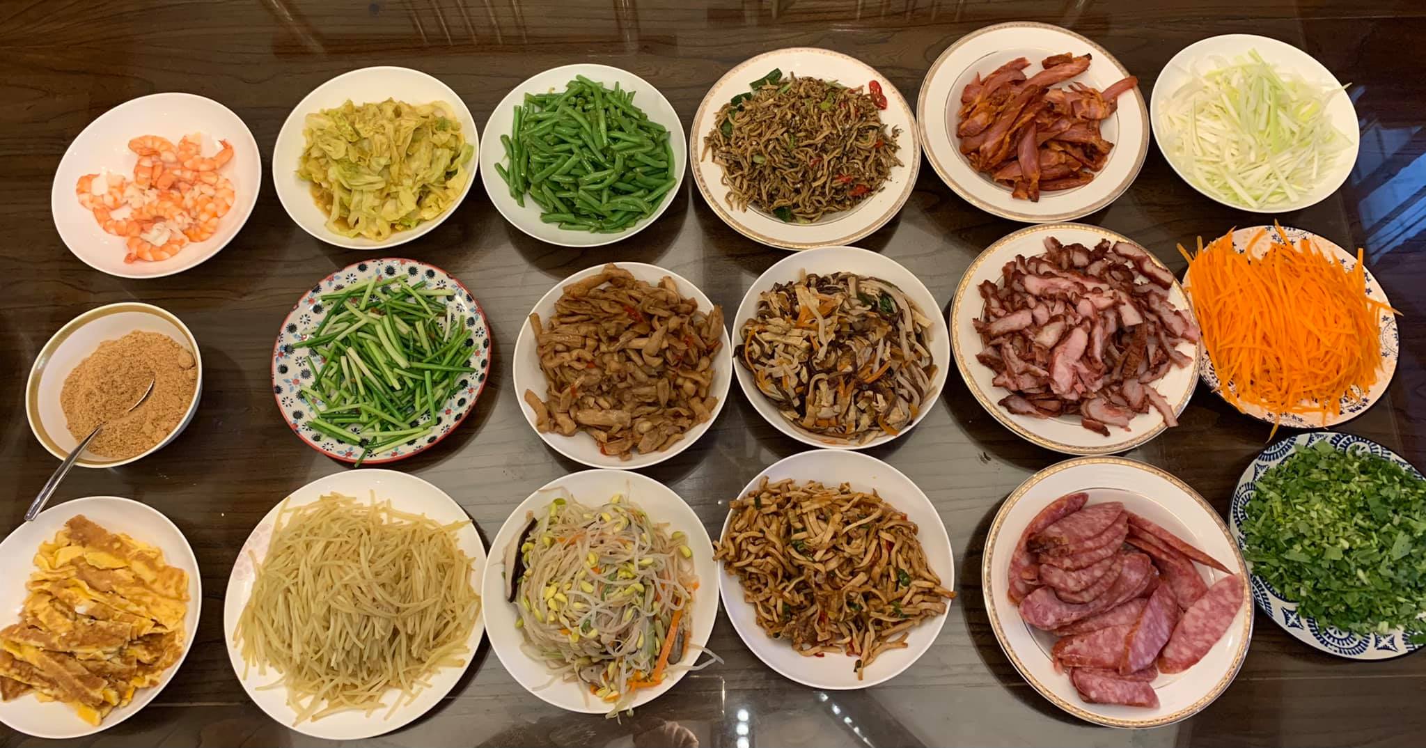 清明時節掃墓歸來，全家一起吃潤餅，氣氛溫馨和樂。