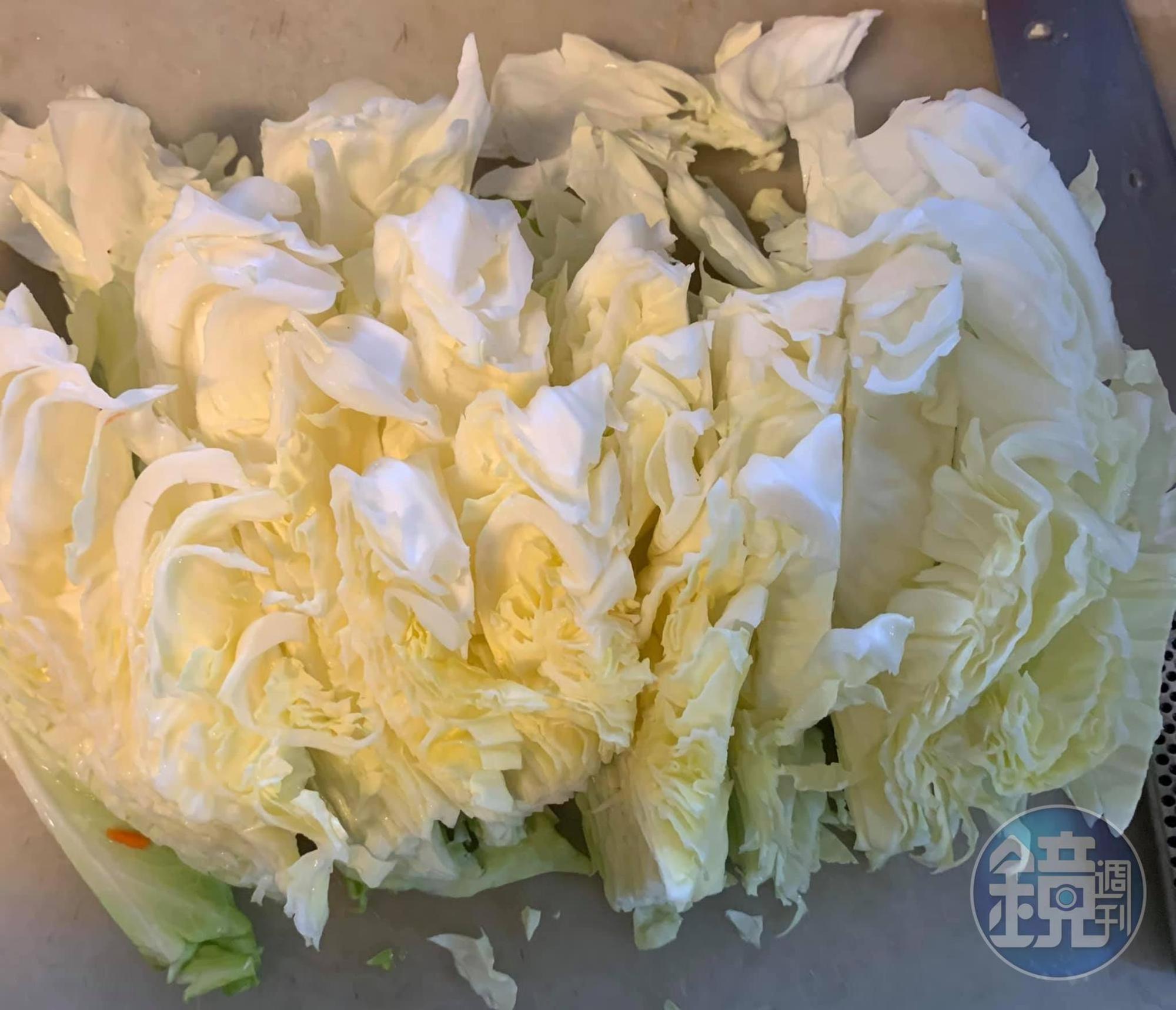 切洗好高麗菜。