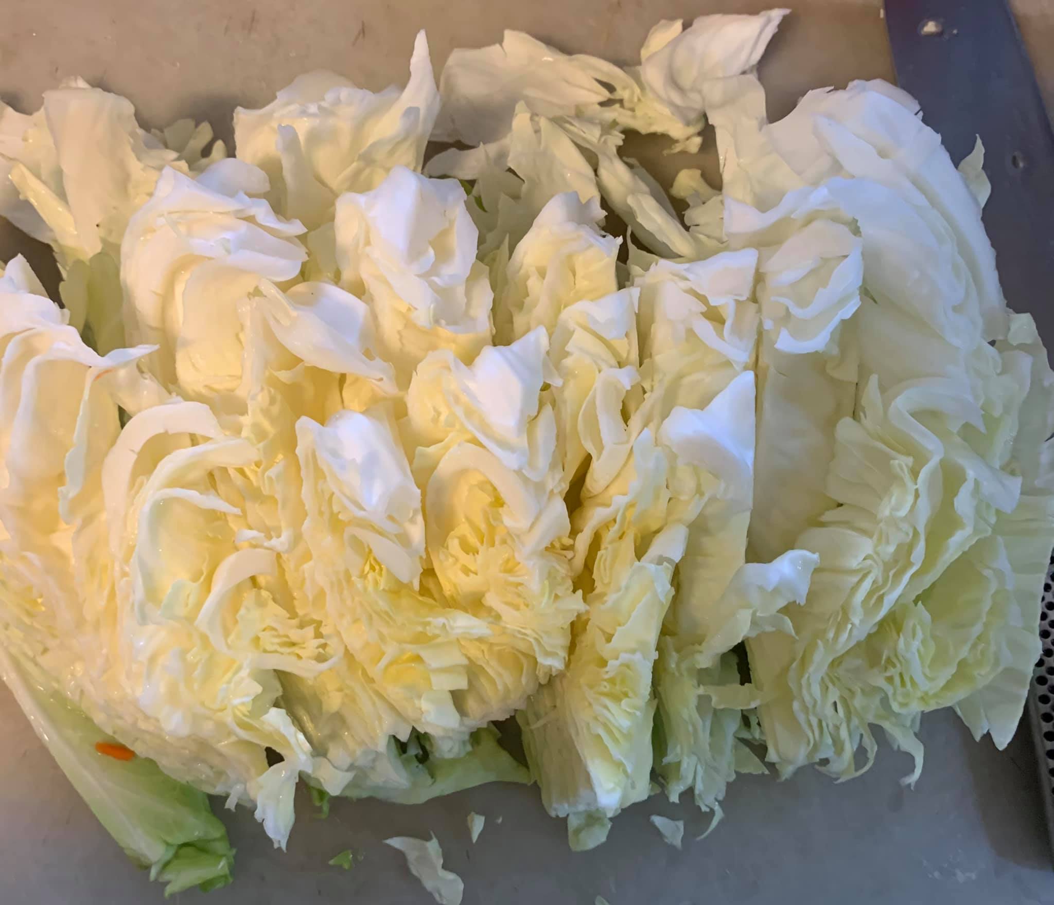 切洗好高麗菜。
