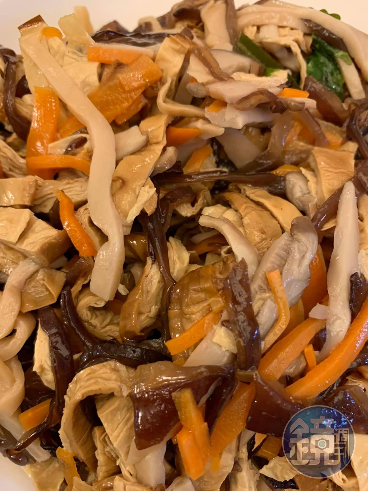 豆皮腐竹木耳杏鮑菇（福祿功名富足）。