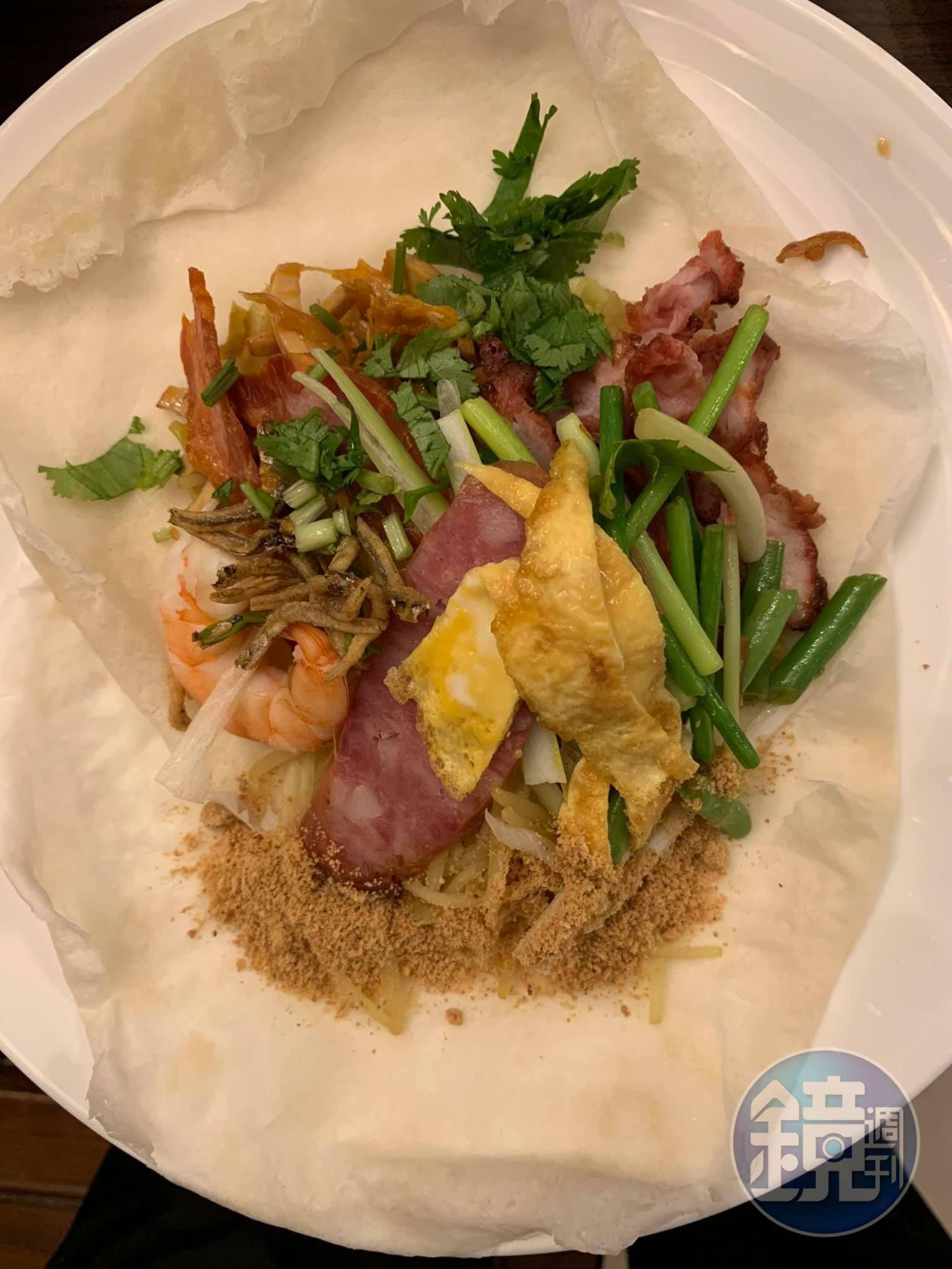 疊2張潤餅皮，包上各種食材。