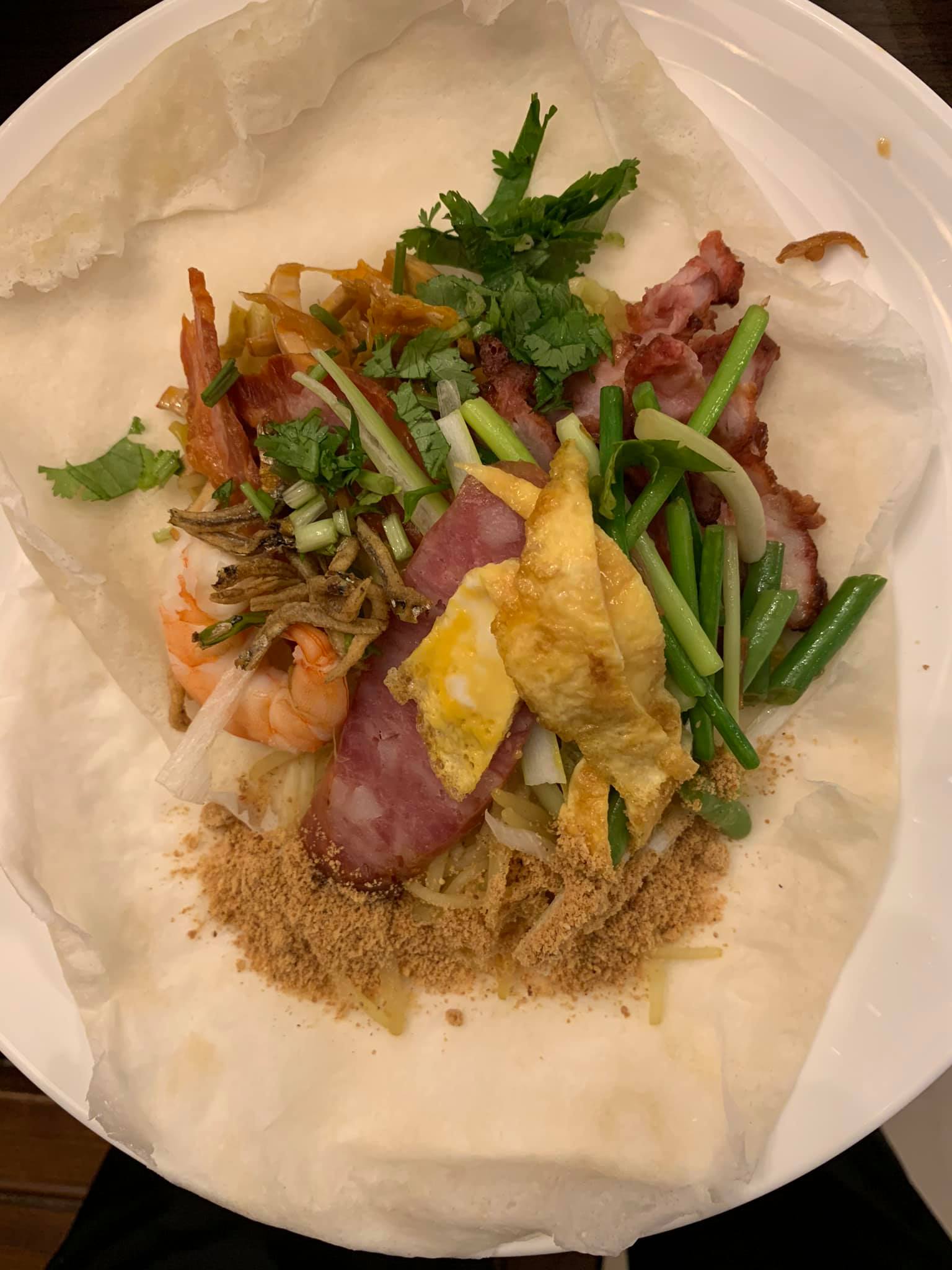 疊2張潤餅皮，包上各種食材。