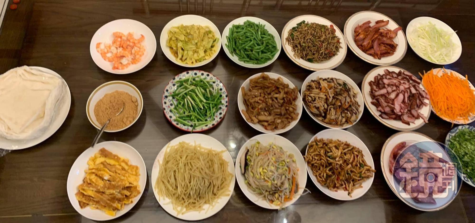 各種食材擺滿桌面，多麼澎湃豐盛。
