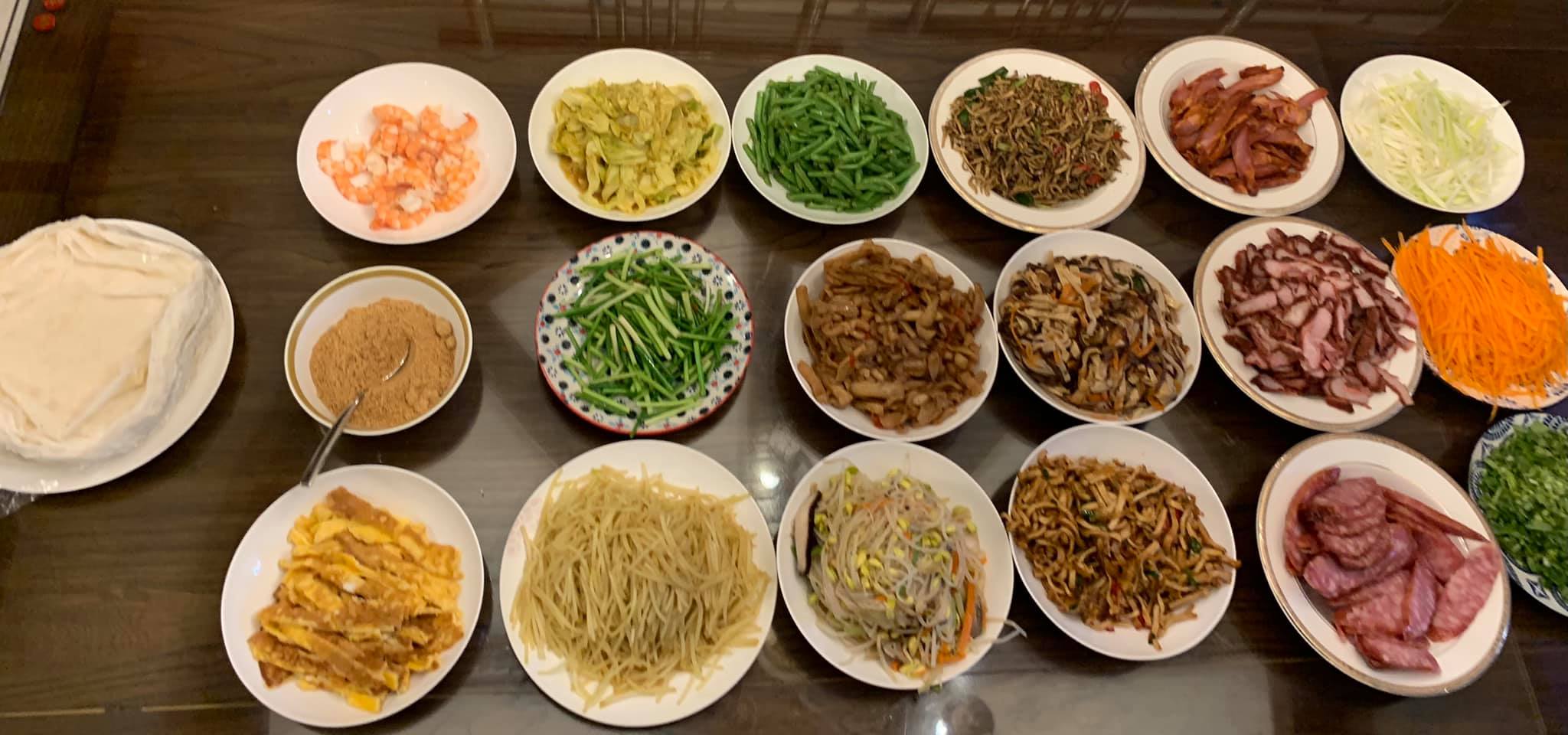 各種食材擺滿桌面，多麼澎湃豐盛。