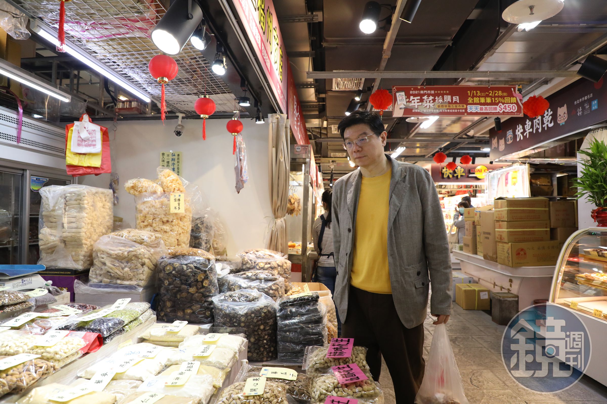 《鏡週刊》社長裴偉週末經常在家下廚，依時令端出季節好菜，現在也公開他的廚房筆記。（何宗昇攝）