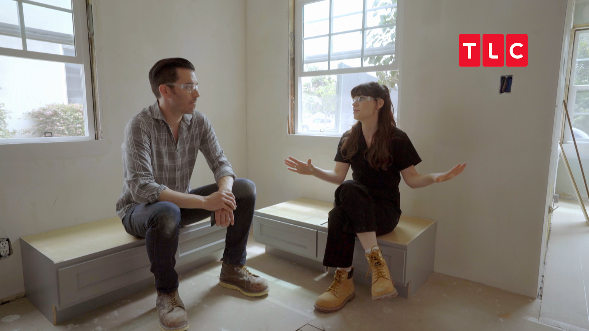 伊黛絲香奈（右）與男友強納森（左）一起現身《房產兄弟：A咖報恩計畫》，替好友的廚房大改造。（TLC旅遊生活頻道提供）