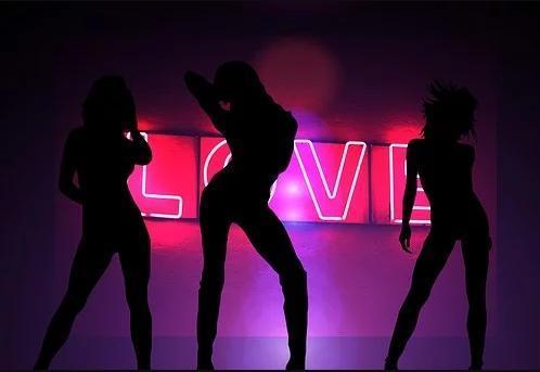 人夫愛上酒店小姐,還帶她在兩岸三地留下愛的足跡。(示意圖,pixabay)