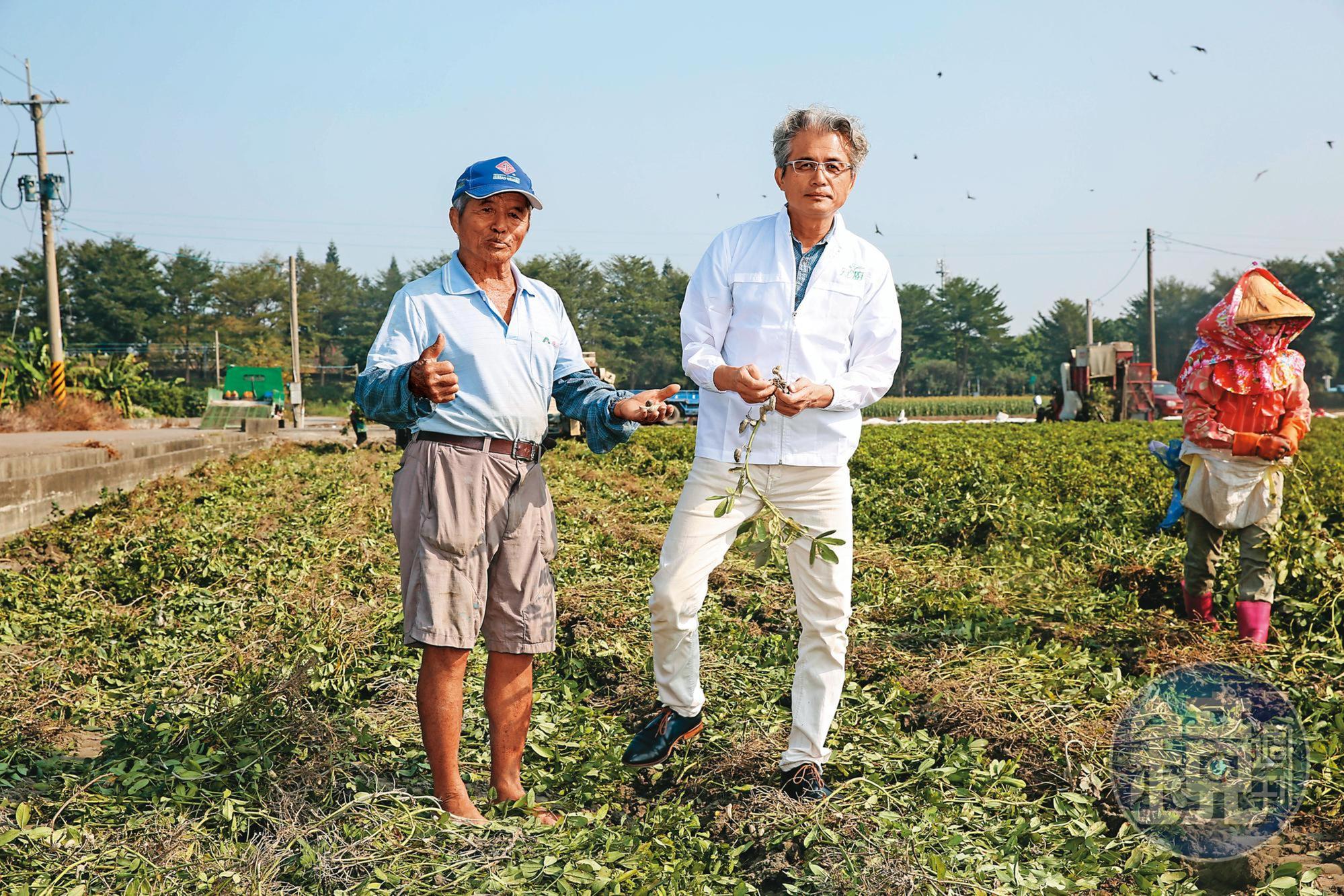 陳宏賓（中）家族在雲林元長鄉有150公頃的土地，他的父親陳錄郎（左）現在還在務農，種植的作物就是冠廚醬料的主要原料。