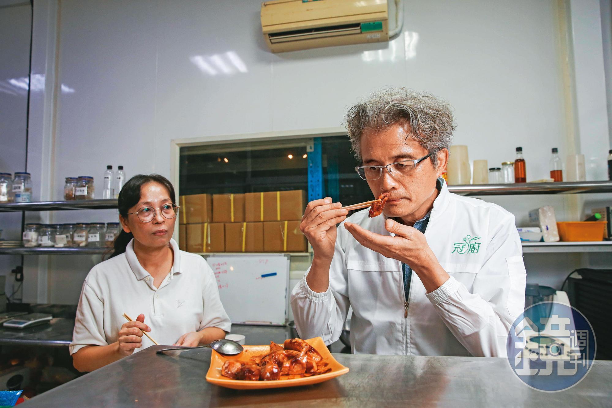 陳宏賓（右）研發能力強，許多餐飲業者會委託冠廚開發新產品，陳宏賓常常要試做、試吃、調整口味。