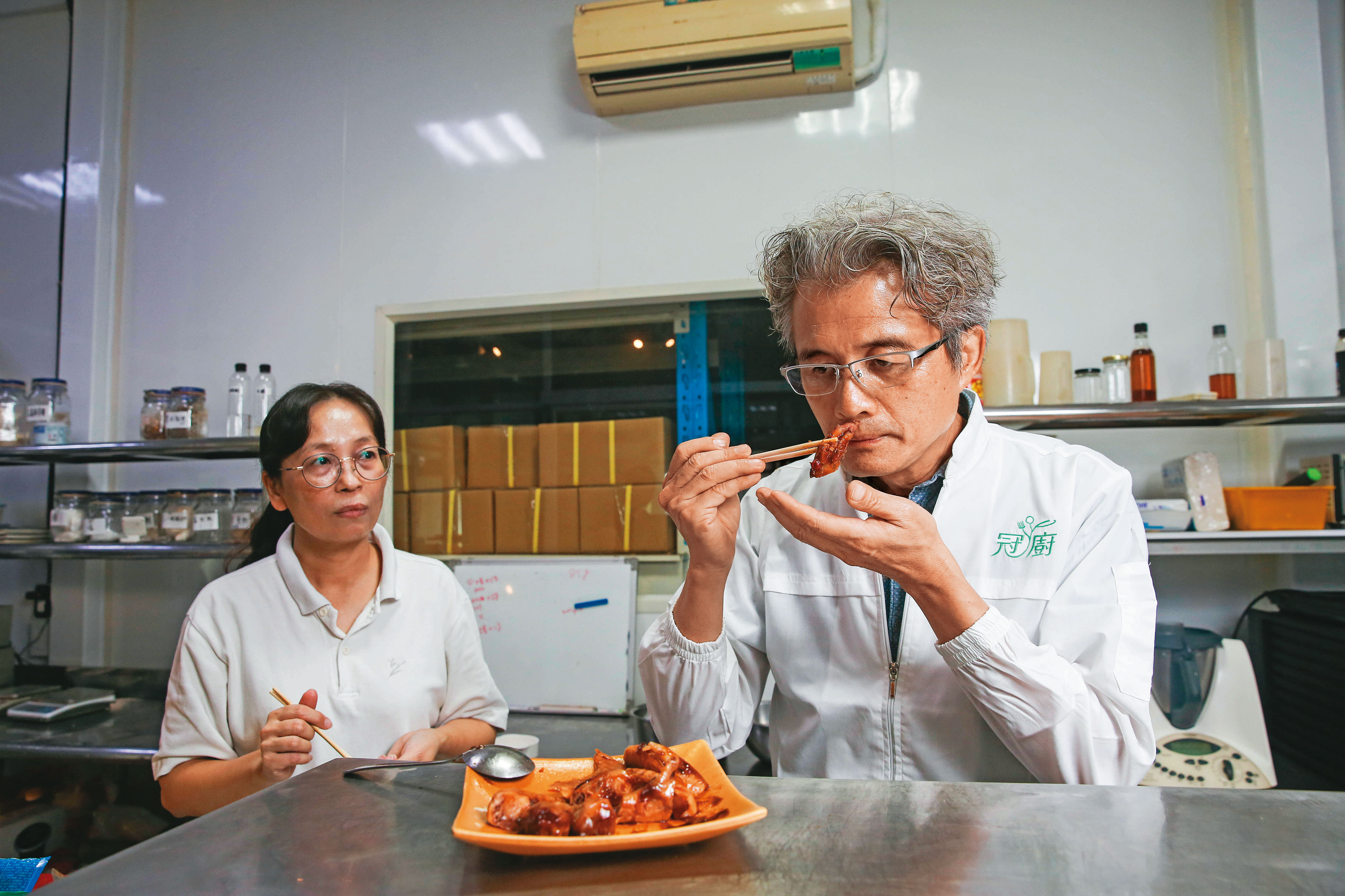 陳宏賓（右）研發能力強，許多餐飲業者會委託冠廚開發新產品，陳宏賓常常要試做、試吃、調整口味。