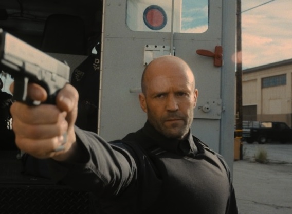 傑森史塔森與導演蓋瑞奇暌違15年，在新片《玩命鈔劫》4度合作。 （車庫娛樂提供）