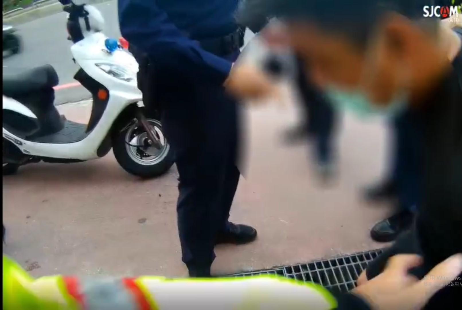 新北市29歲陳姓男子因為到銀樓搶奪金戒指移送士林地檢偵辦。(警方提供)