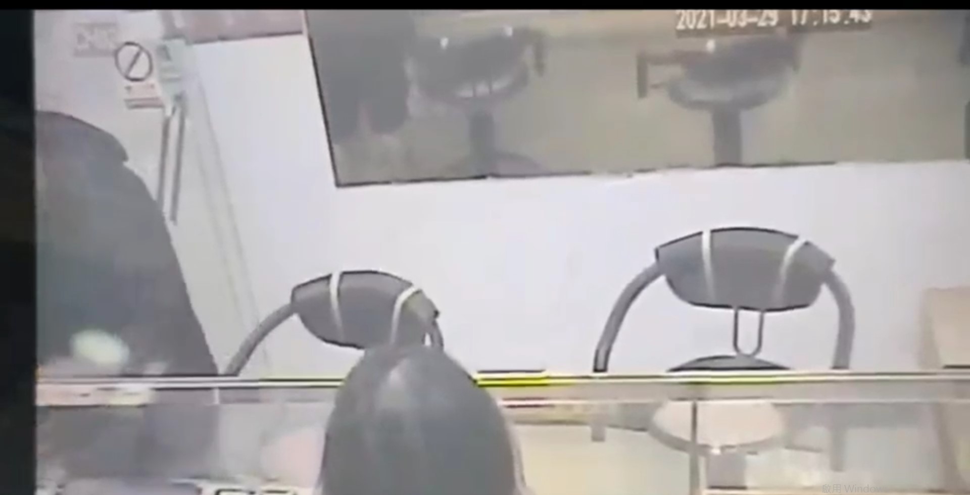 銀樓老闆娘指出搶匪是個「帥小伙」但是入店精神恍惚。（警方提供）