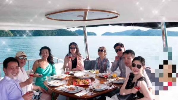 張蘭和兒媳在遊艇吃大餐。（翻攝自張蘭微博）