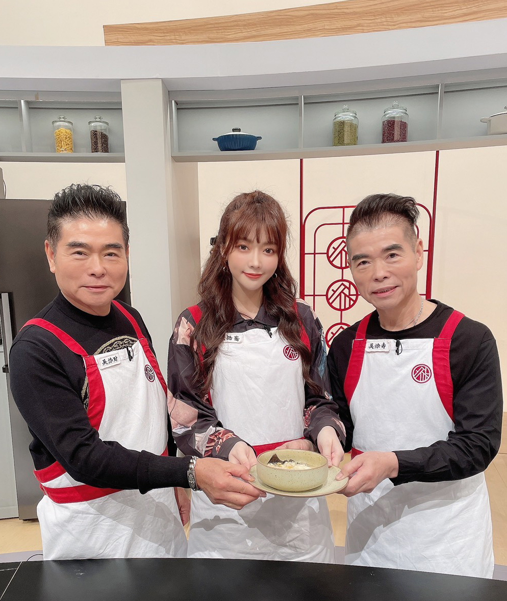 成語蕎和爸爸（左）、叔叔一起上《鴻門家宴》（伊林娛樂提供）