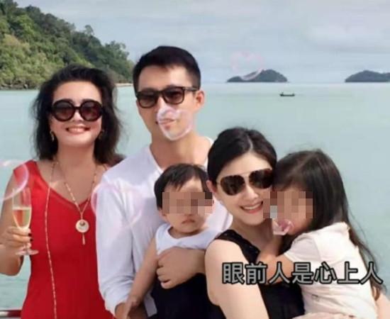 張蘭曬出全家福,呈現出長輩圖畫風。(翻攝自張蘭微博)