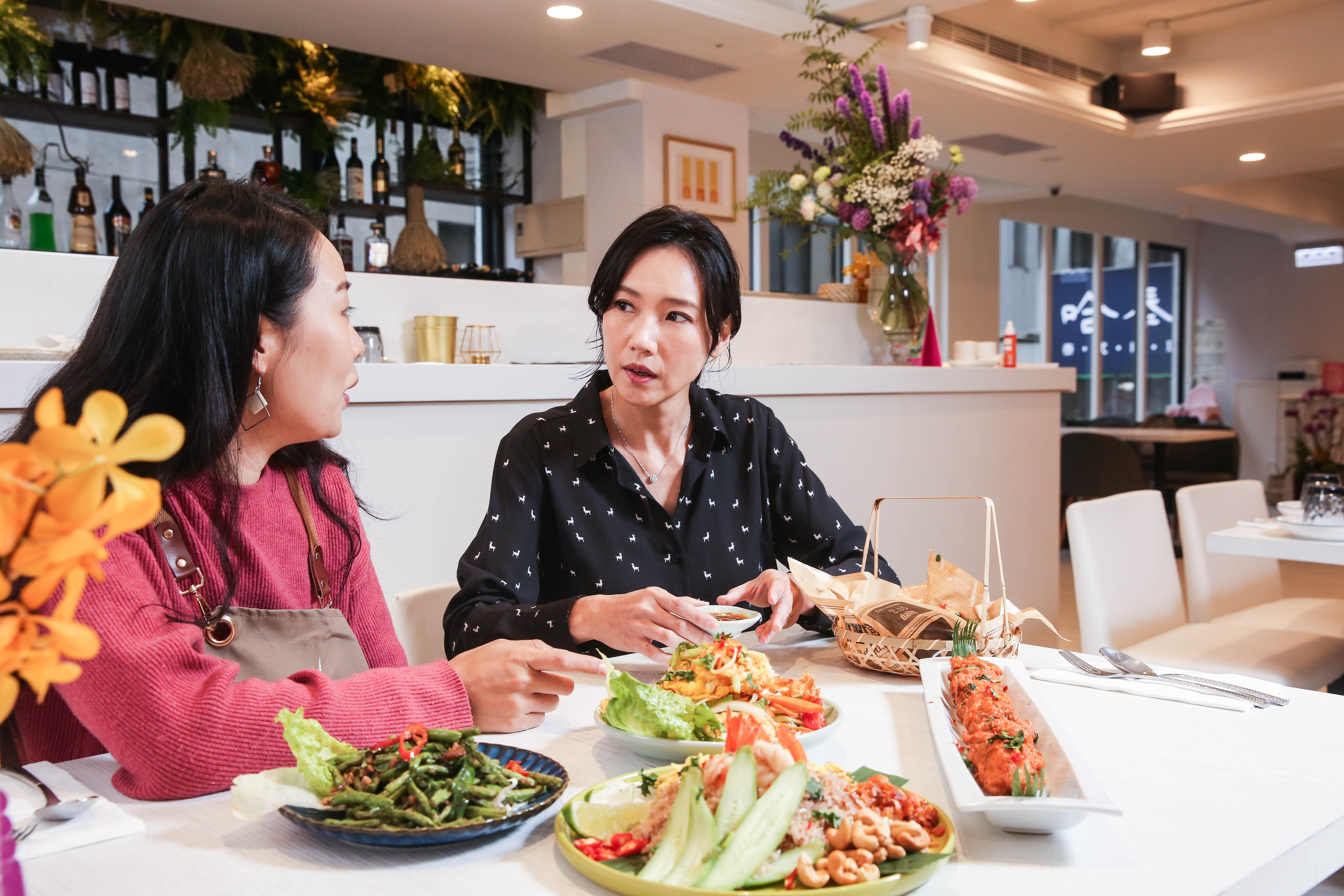 看著泰式餐廳的菜單，張本渝得意介紹，有些獨門菜色別家店吃不到。