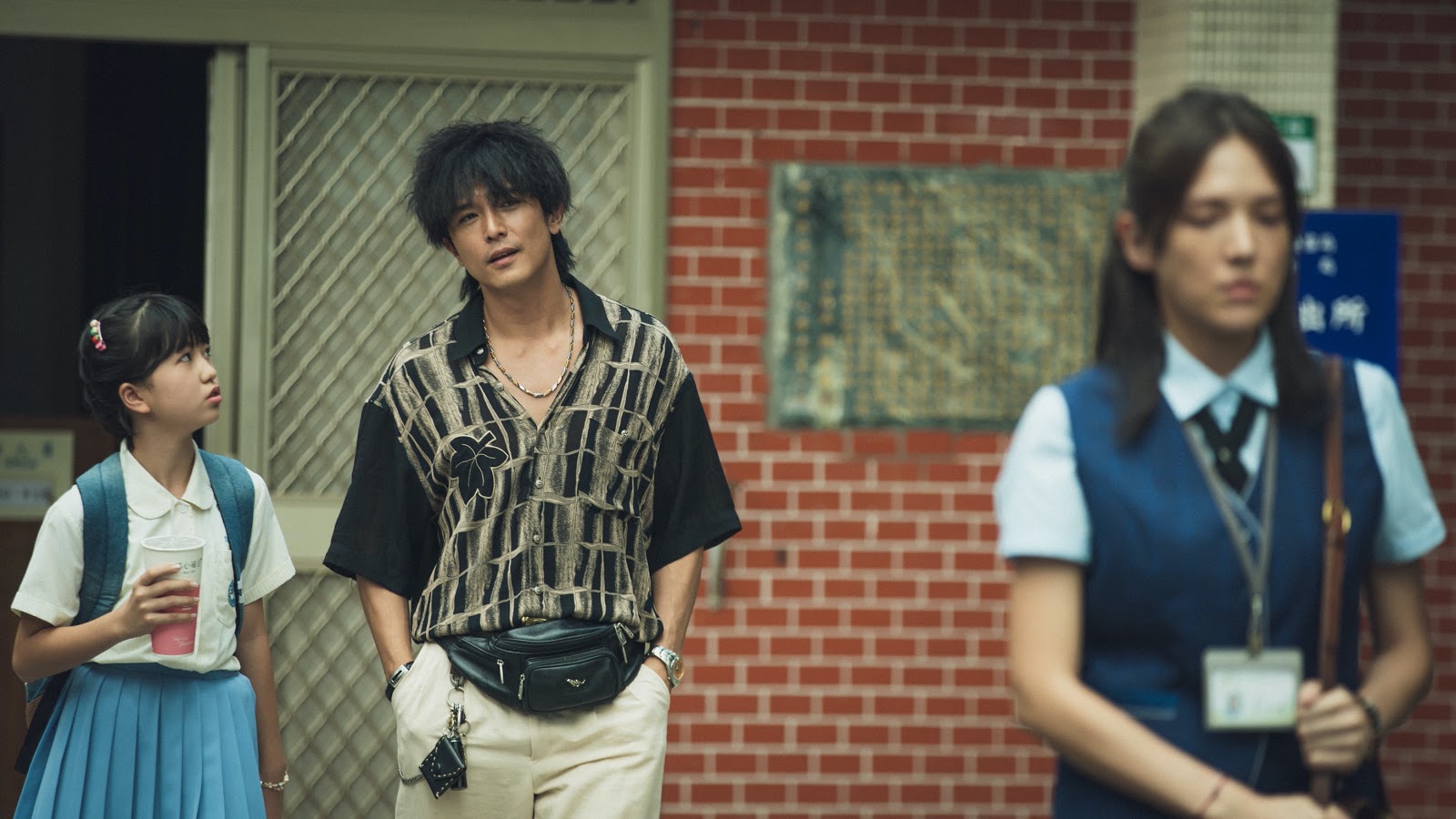 電影《當男人戀愛時》裡邱澤（中）化身小鎮討債混混，與平日型男模樣判若兩人。 （金盞花大影業提供）