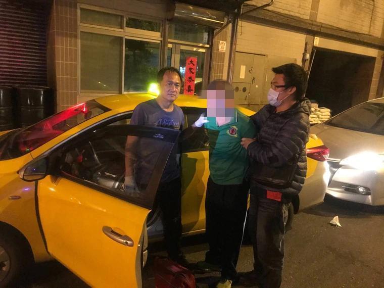 謝男搶錢又搶計程車,途中一時口渴拿搶來的錢買珍奶,結果喝沒兩口就被警方逮捕。(翻攝畫面)