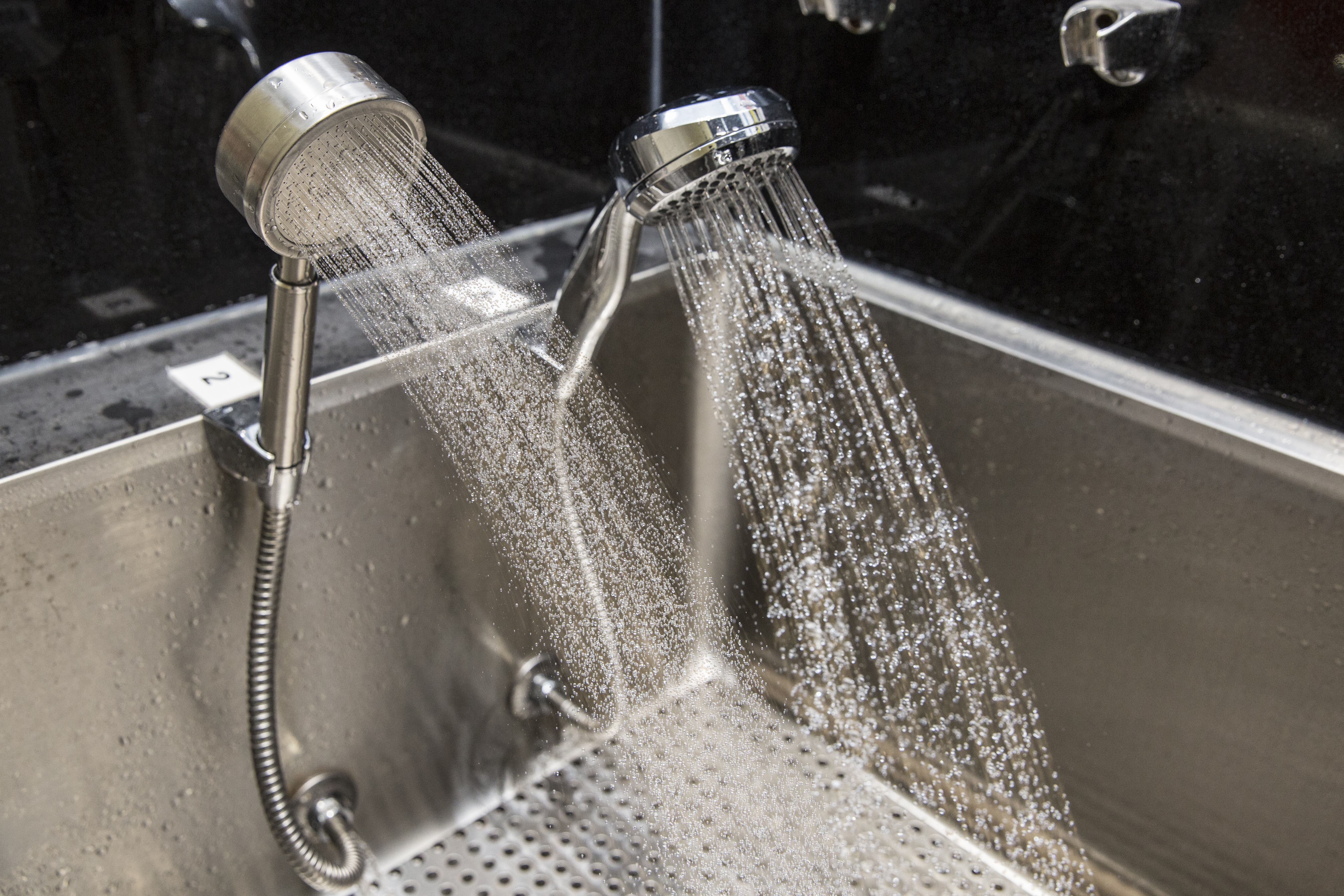 對比蓮蓬頭，增壓式商品的出水孔較小、出水密集且省水（左側）。