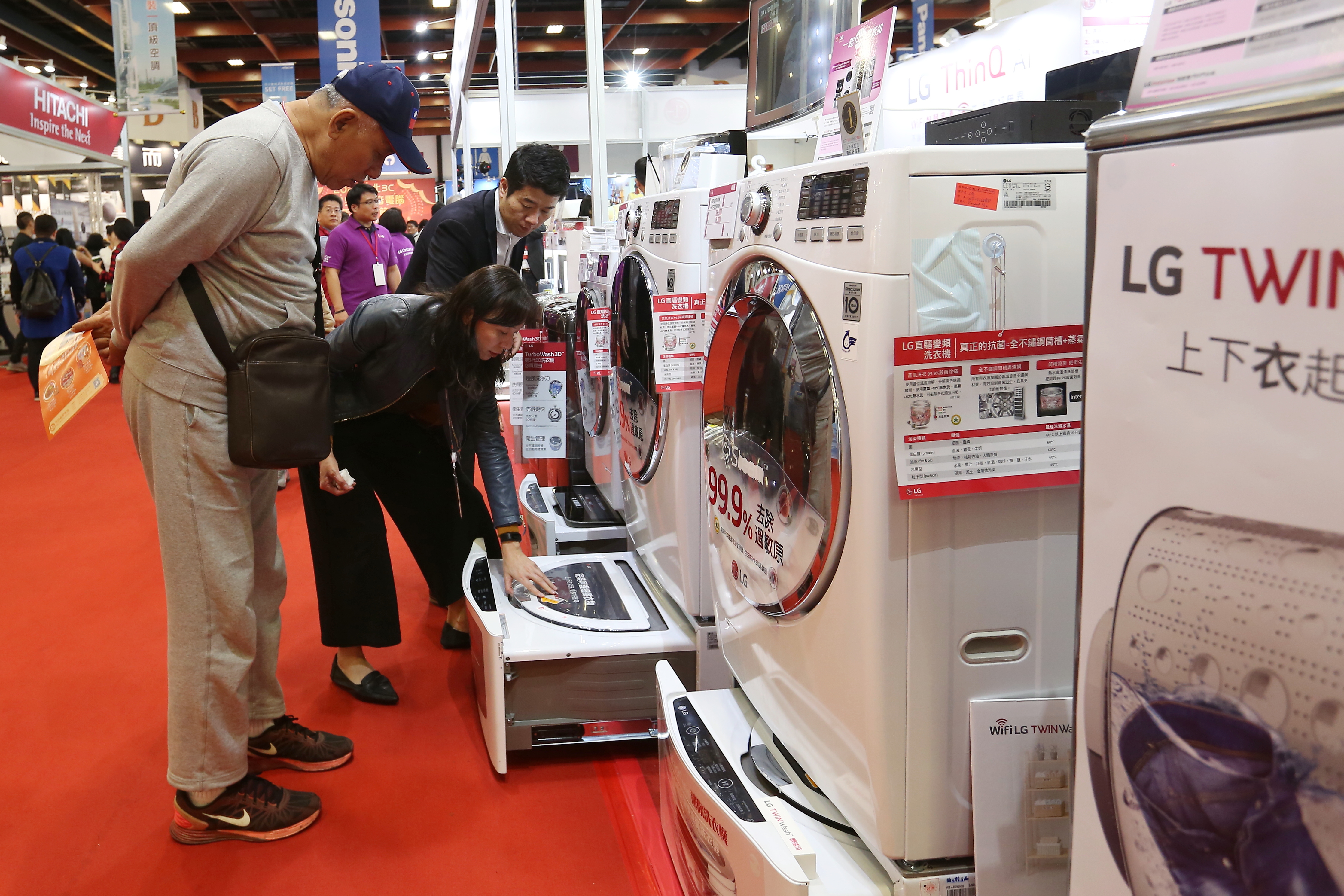 滾筒洗衣機不以浸泡方式洗衣，較傳統直立式省水。