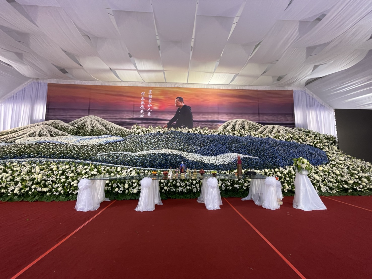 陳建文告別式會場用蘭花花海布置，場面壯觀。