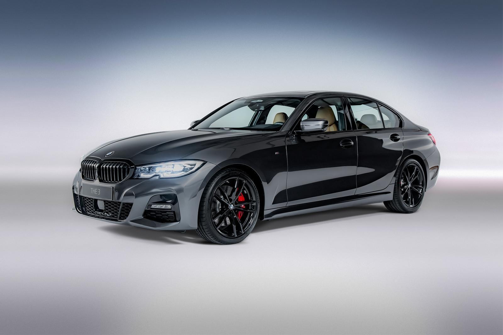 330i M Sport Midnight Edition夜型版增添黑色高光澤水箱護罩與黑色高光澤窗框，以曜黑閃爍動感光芒。