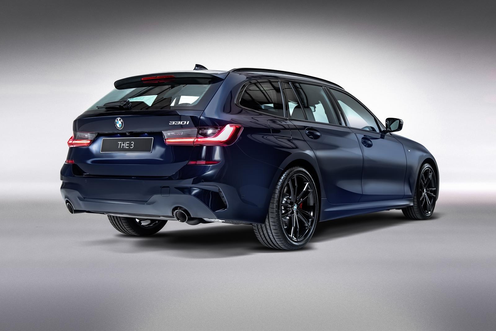 330i Touring Midnight Edition 夜型版黑色車頂架與黑色排氣尾飾管，搭配L型3D立體曲面設計尾燈組，勾勒出優美駿逸並融合時尚的動感樣貌。
