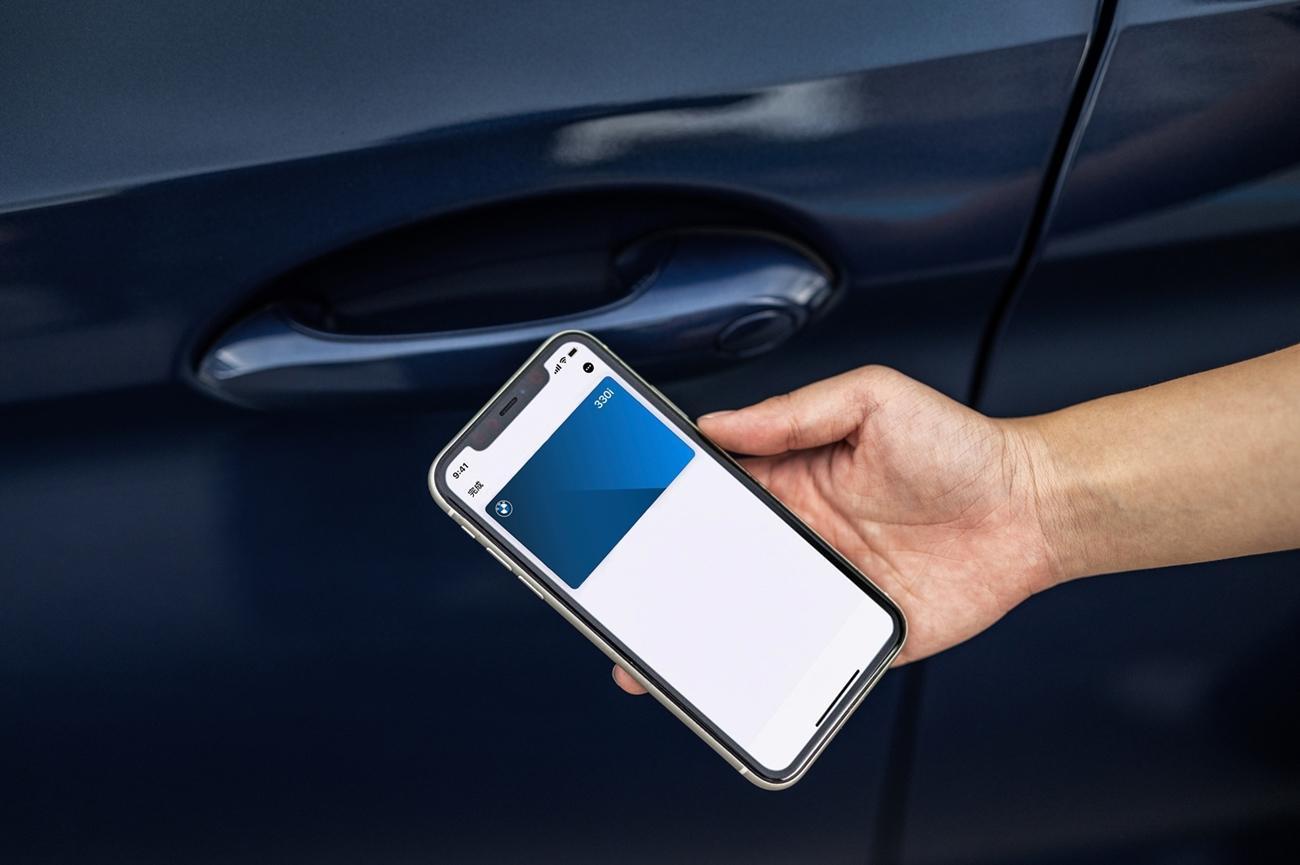 領先對手的iPhone手機數位鑰匙搭配智慧Comfort Access免鑰匙系統，貼近車主未來科技生活。