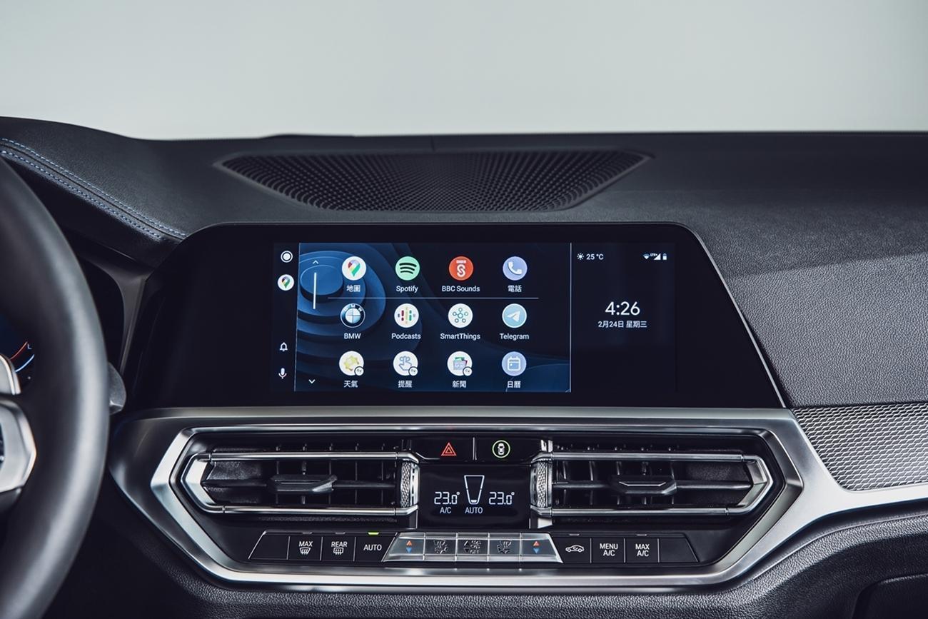 330i M Sport Midnight Edition夜型版配備領先業界的無線智慧型手機整合系統(含Apple CarPlay與Android Auto)。