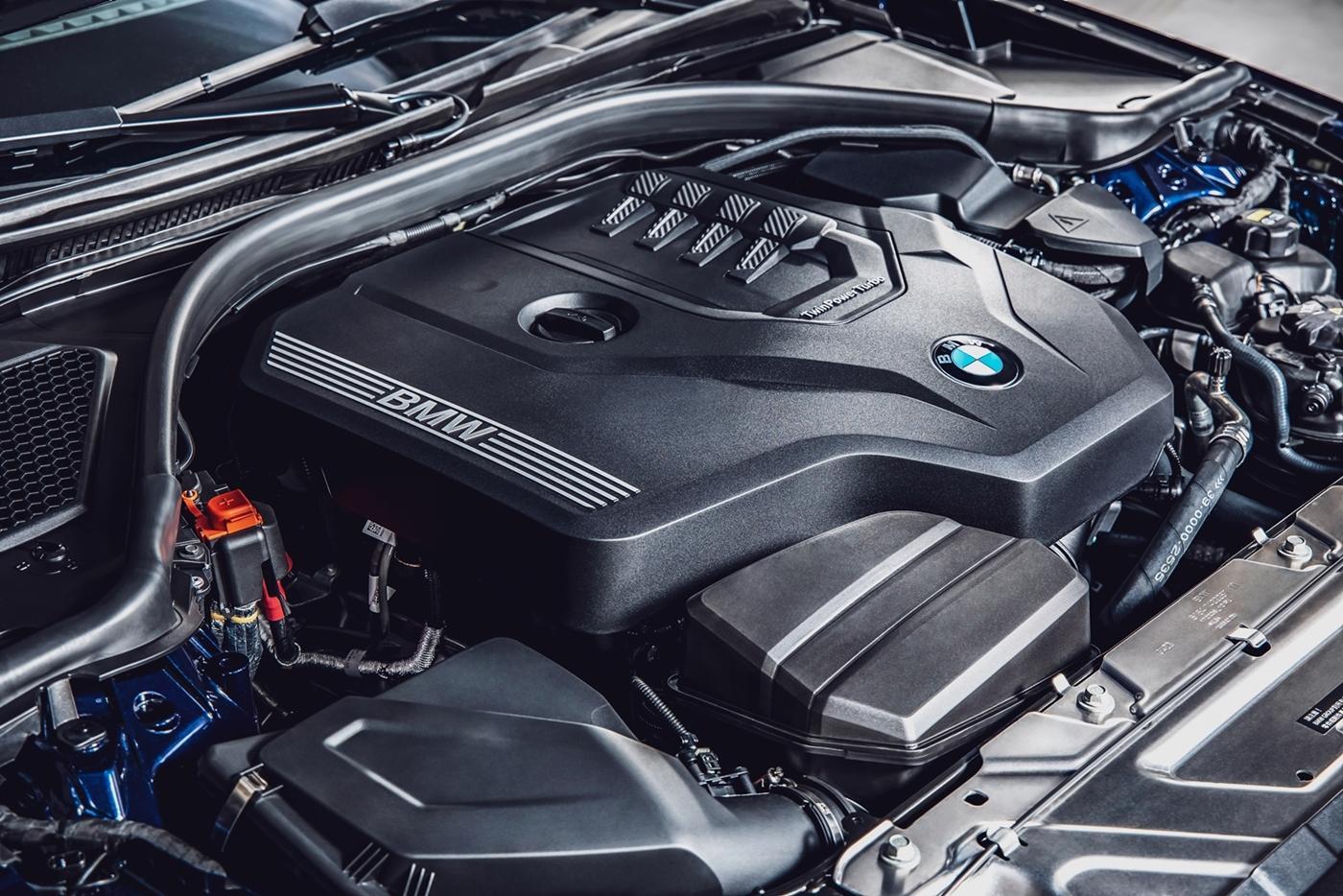 BMW TwinPower Turbo直列四缸汽油引擎可輸出258匹最大馬力與400牛頓米最大扭力，搭配Steptronic運動化八速手自排變速箱。