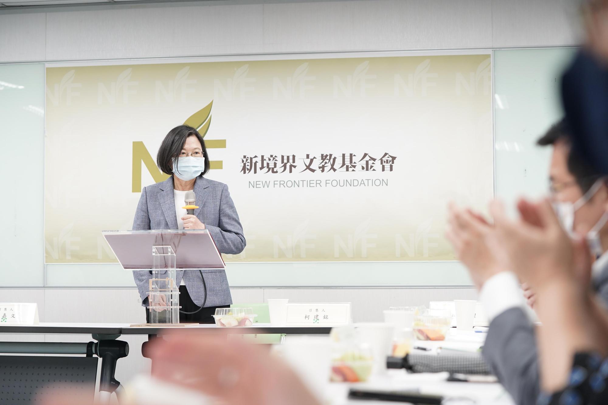 總統兼民進黨主席蔡英文今下午出席民進黨憲改小組首次會議。(民進黨中央黨部提供)