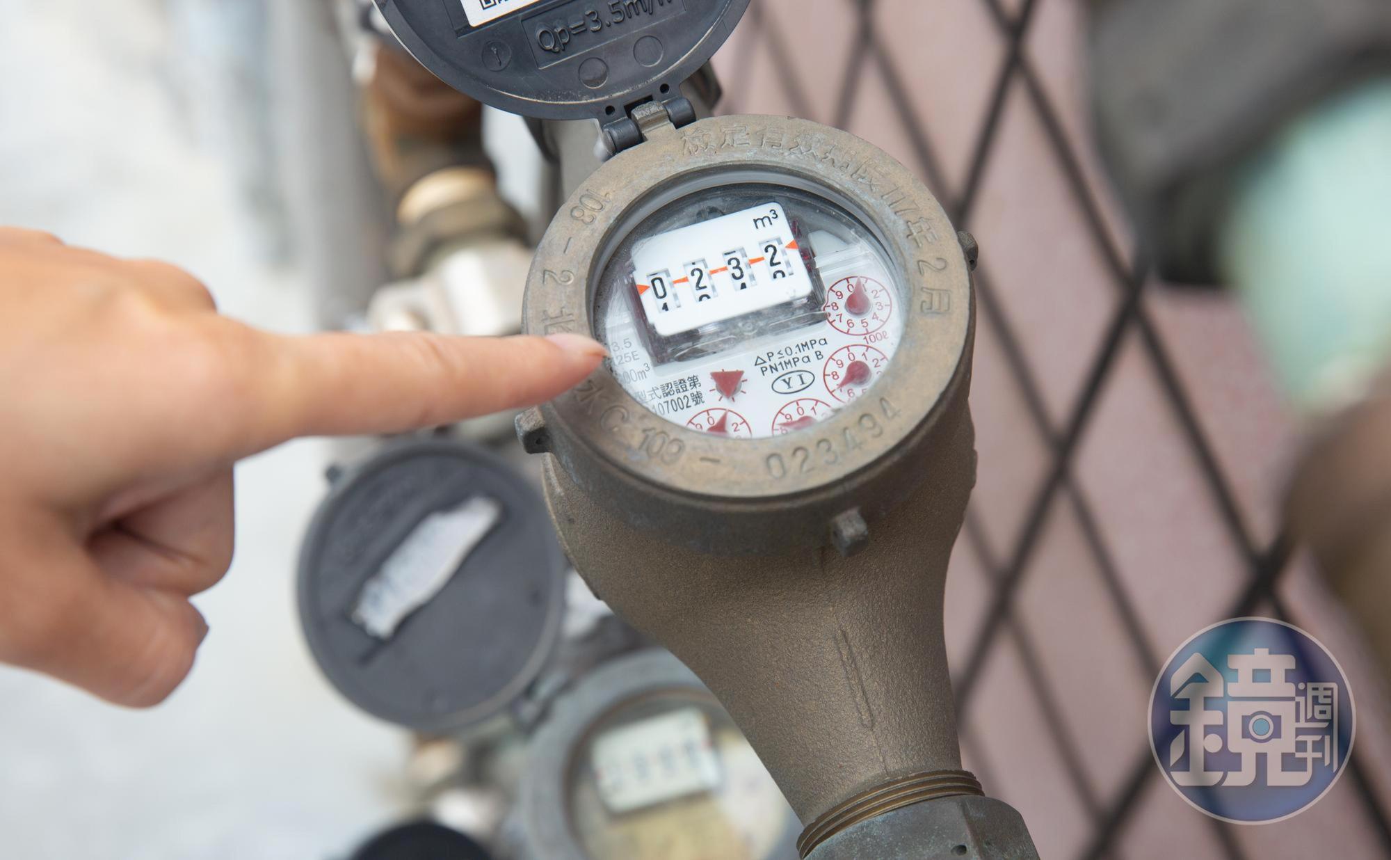 水表會顯示累計用水量和4個計算公升量的紅色指針,二者中間還有1個三角形或正方形小紅軸。