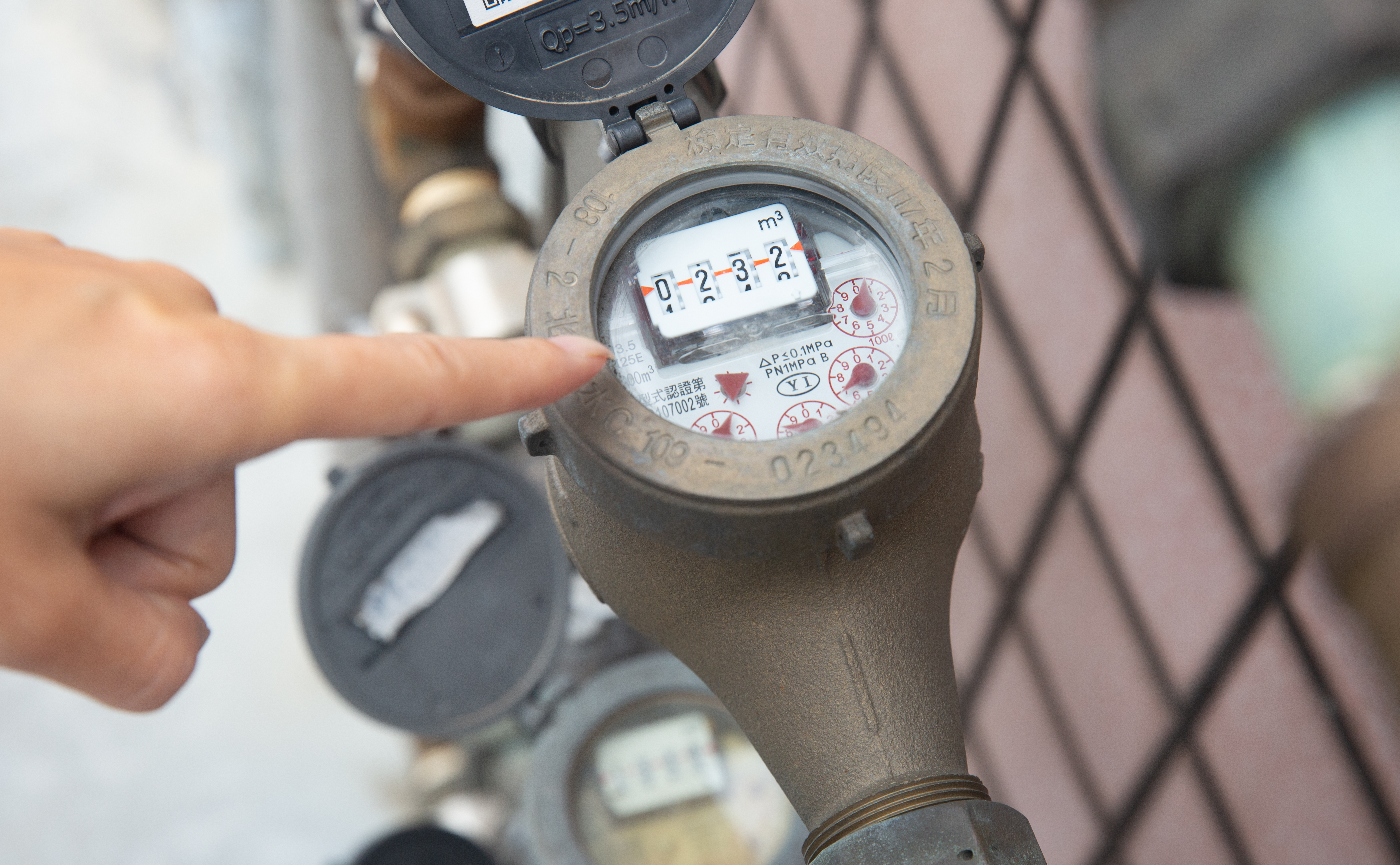 水表會顯示累計用水量和4個計算公升量的紅色指針，二者中間還有1個三角形或正方形小紅軸。